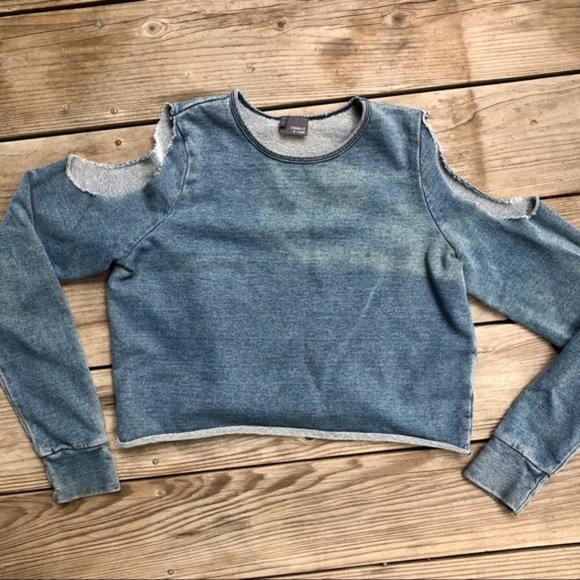🏷️2/$15 Distressed Cropped Sweatshirt - Picture 1 of 6